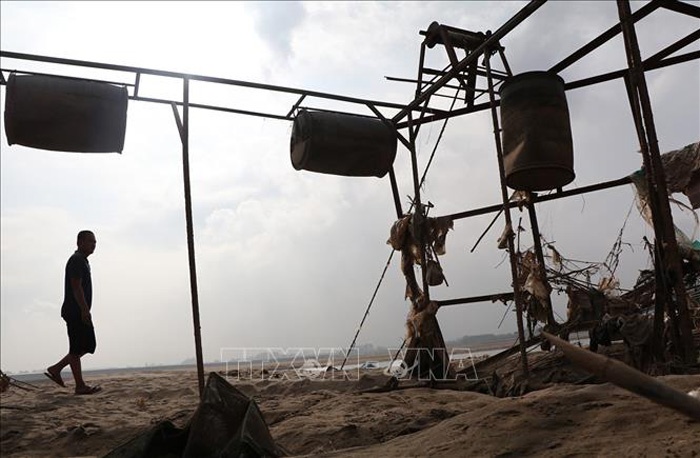 sông Đà cạn trơ đáy